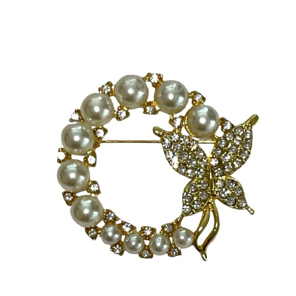Jewelry - Elegant Gold and Pearl Butterfly Brooch